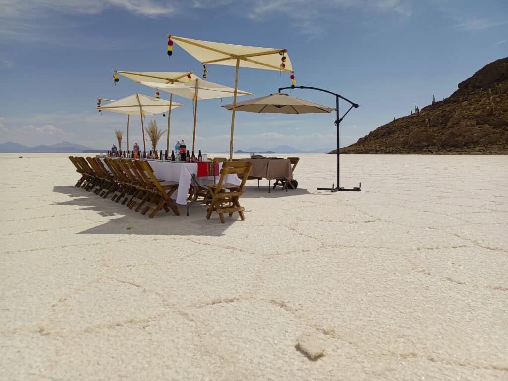 ALMUERZO EN EL SALAR DE UYUNI