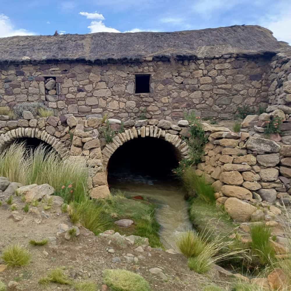 molinos de piedra en la poblacion de de Tomave Bolivia