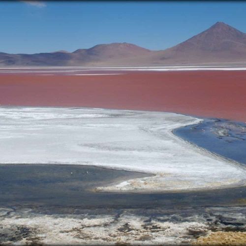 Lagunas de Colores. Volván Tunupa en el Salar de Uyuni